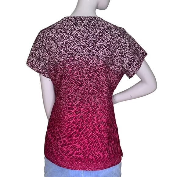 Med Couture Scrub Top Sky High Animal Print Front Patch Pockets V-Neck Size M - Picture 4 of 10